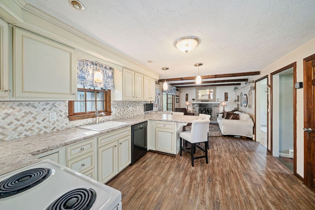 110 Country Rd Hanover — Photo 4 of 35