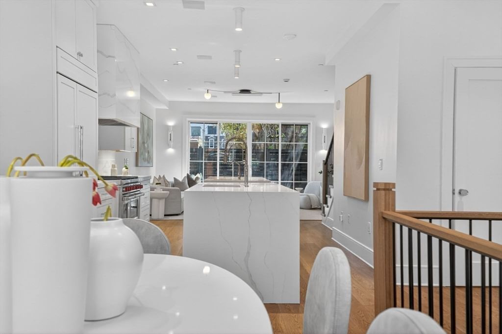559 East Broadway Boston — Photo 12 of 42