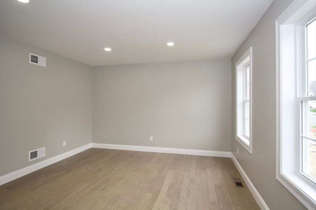 47 Seth Daniel Drive New Bedford — Photo 17 of 42