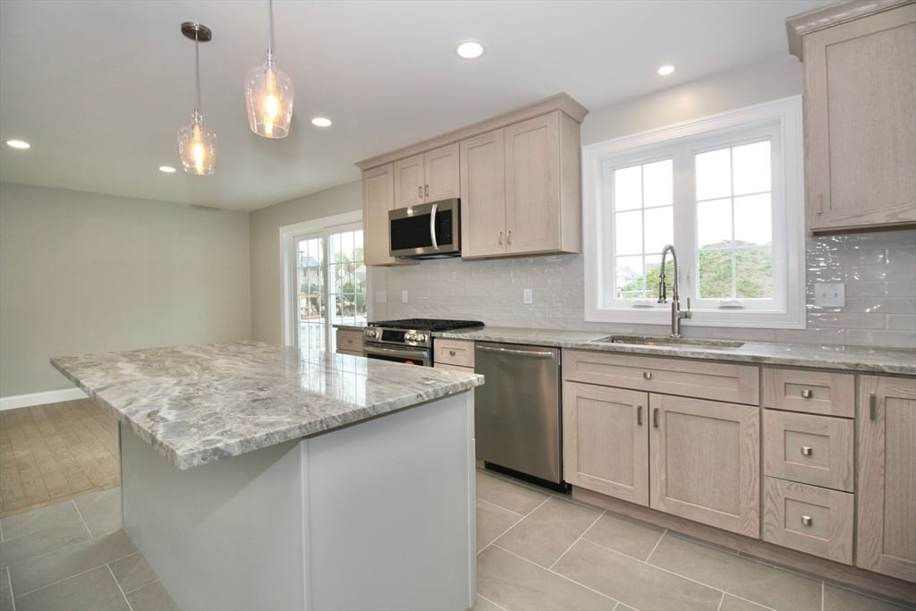 47 Seth Daniel Drive New Bedford — Photo 6 of 42