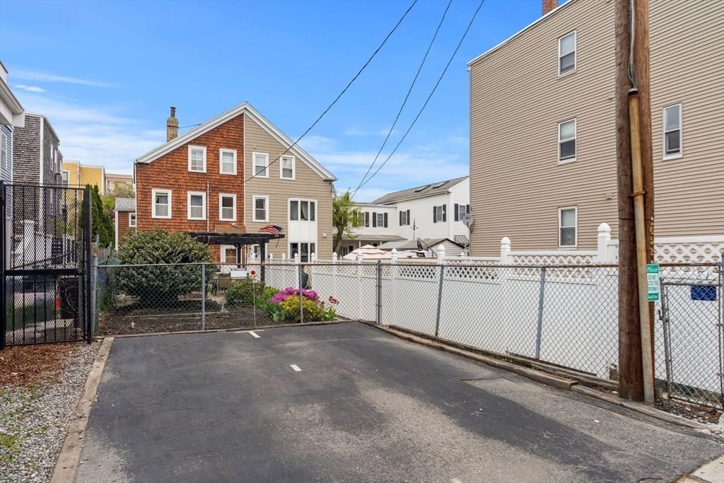 652 E 2nd St Boston — Photo 25 of 28