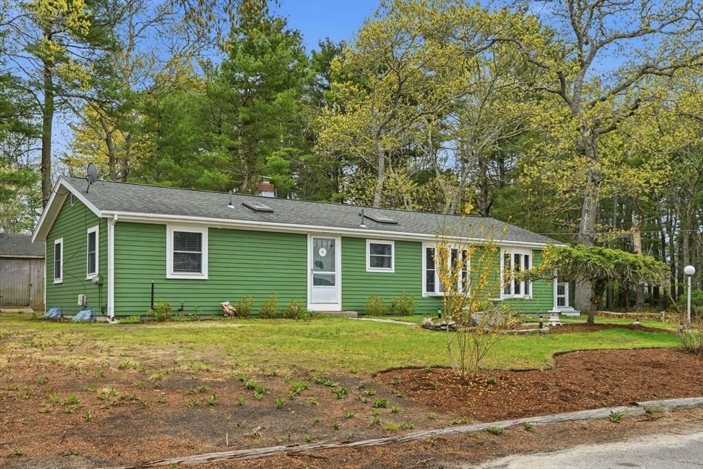 94 Edgewater Drive Wareham — Photo 3 of 34