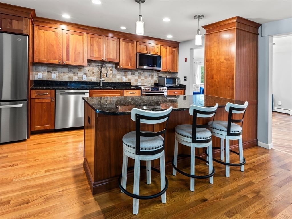 65 Briarcliff Ln, Holliston, MA 01746 photo 2