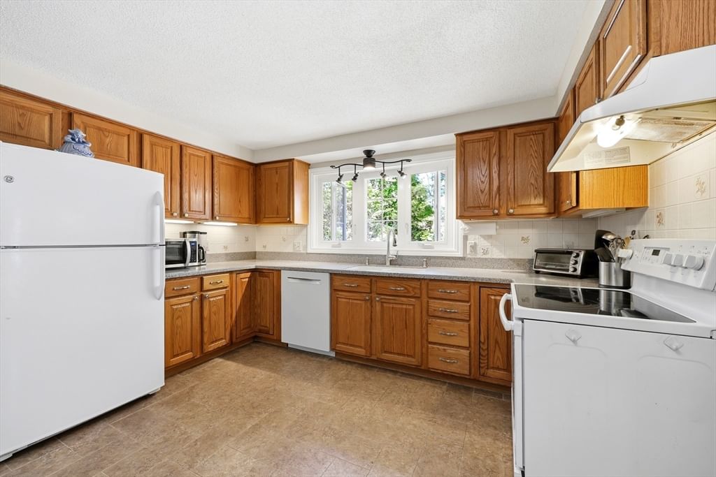 9 Meadowbrook Drive, Hadley, MA 01035 photo 2
