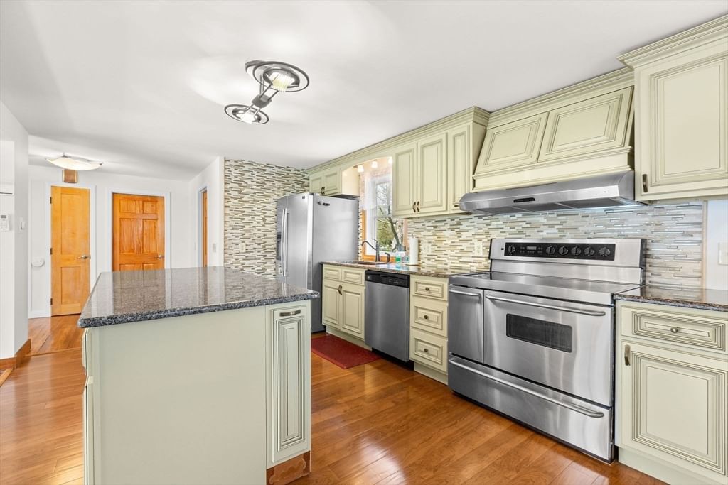 6 Sylvan Way Yarmouth — Photo 11 of 40