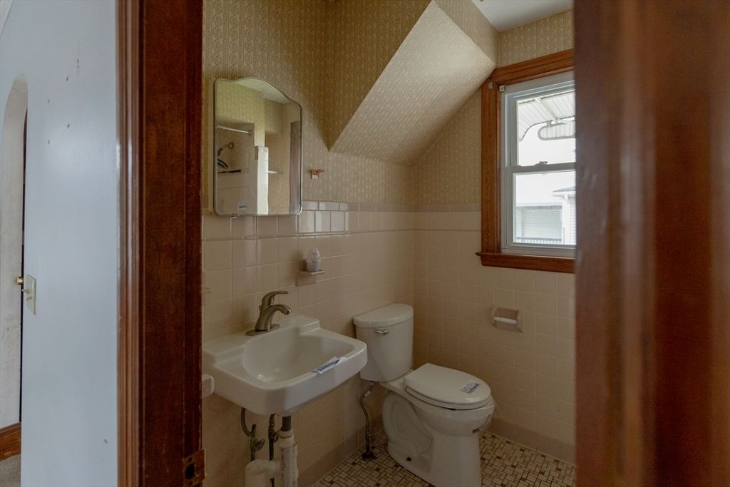 518 Snell St Fall River — Photo 10 of 22