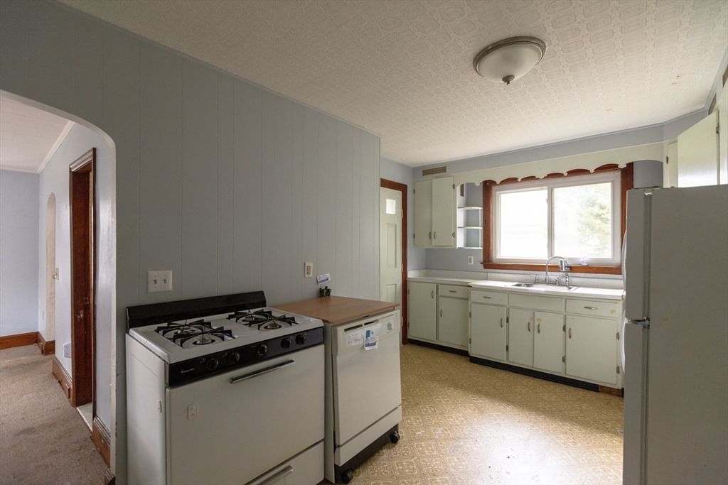 518 Snell St Fall River — Photo 15 of 22