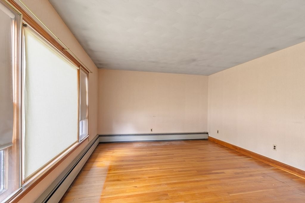 1064 Lakeview Ave Dracut — Photo 16 of 30