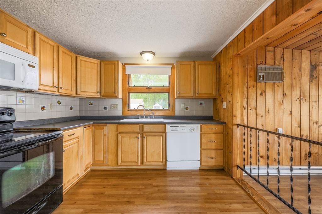 35 Sichols Colony Rd, Wales, MA 01081 photo 2