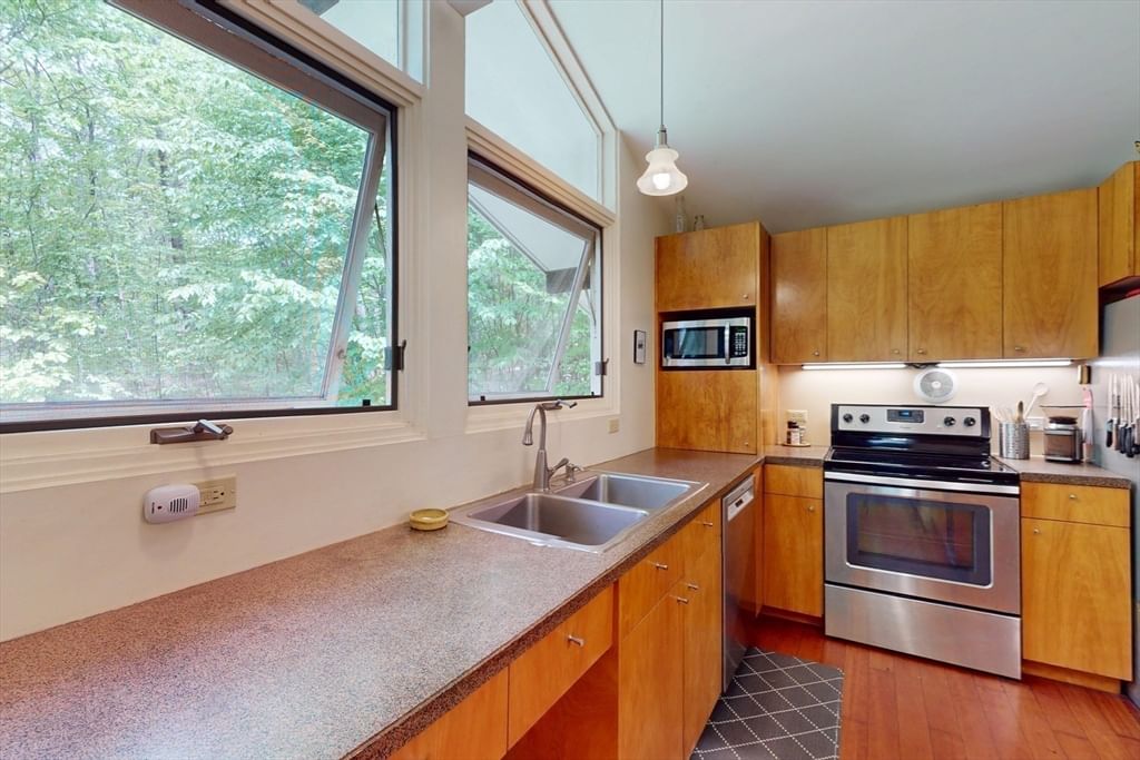 8 Teawaddle Hill Rd, Leverett, MA 01054 photo 2