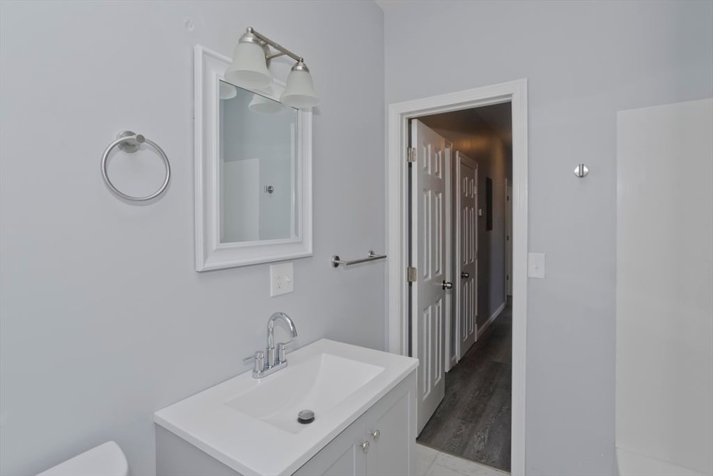 64 Thompson St Springfield — Photo 8 of 31