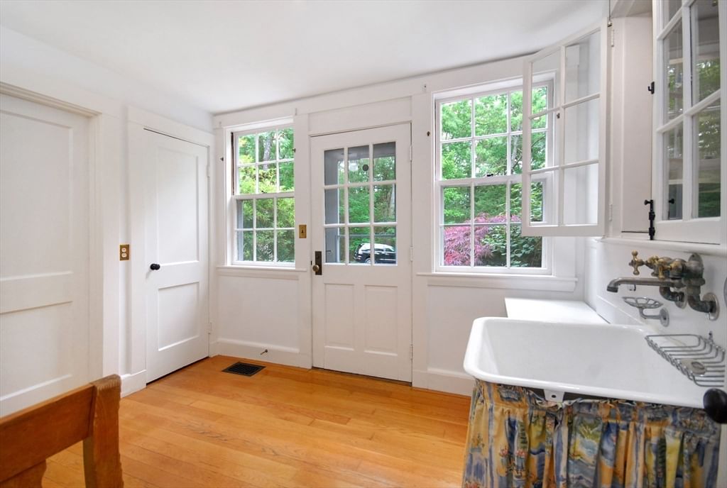 96 Lexington Road Lincoln — Photo 18 of 41