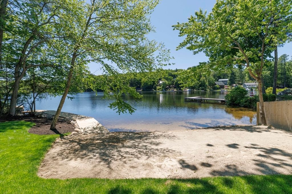 39 Lakeview Dr, Nottingham, NH Photo #4