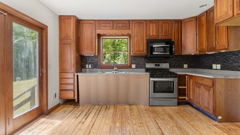 6 Upper Liberty St, Plainfield, MA 01070 photo 2