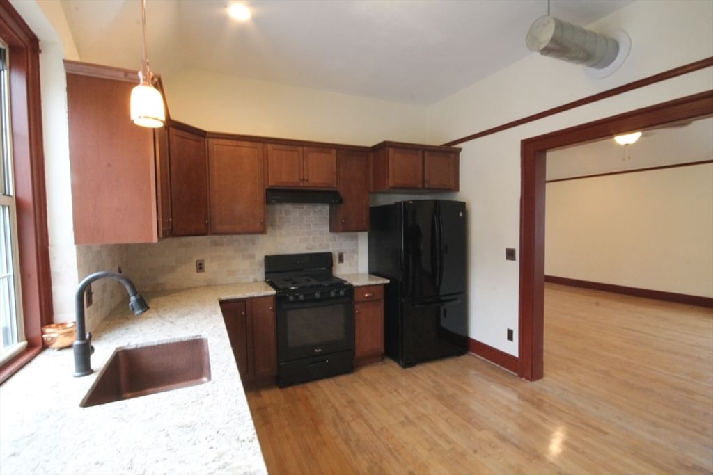 1043 Sumner Ave Springfield — Photo 8 of 23