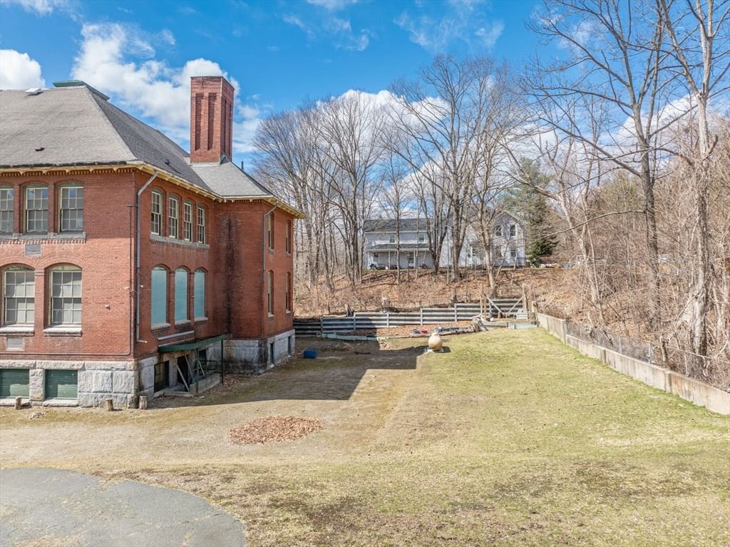 40 Pecks Rd Pittsfield — Photo 3 of 37