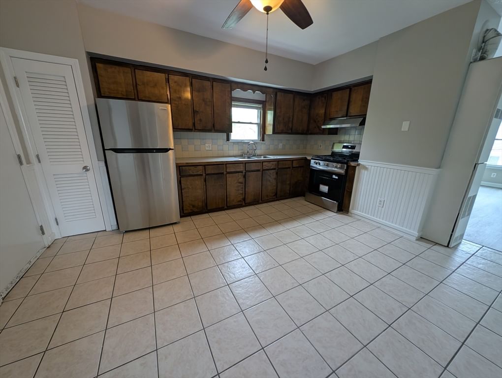 162 Rockland St Fall River — Photo 11 of 31