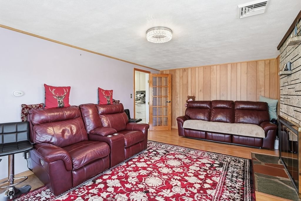 140 Ruskin St Chicopee — Photo 11 of 40