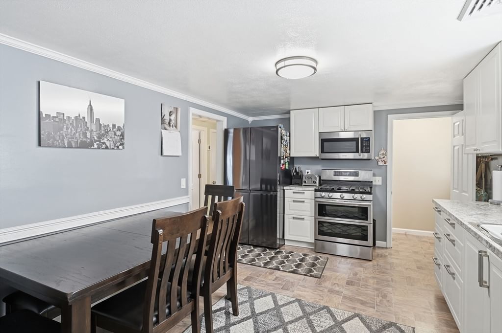140 Ruskin St Chicopee — Photo 8 of 40