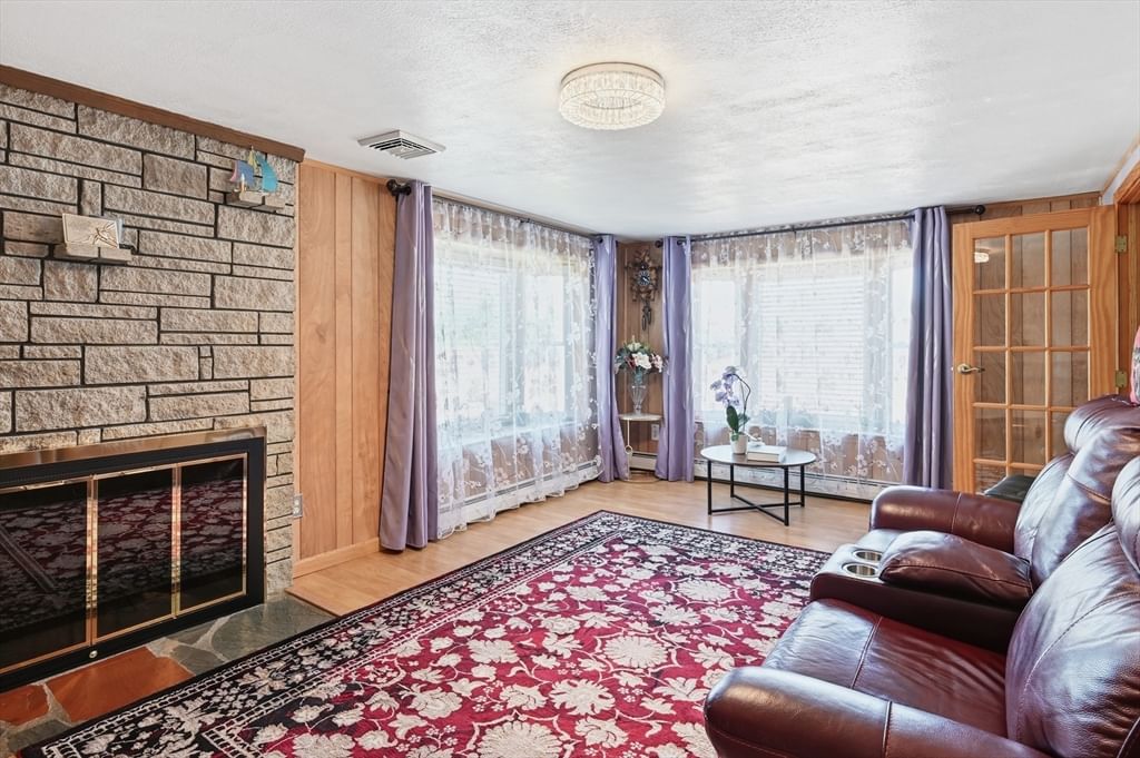 140 Ruskin St Chicopee — Photo 9 of 40