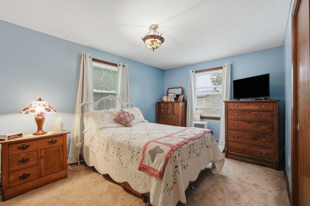 568 Lantern Ln New Bedford — Photo 15 of 34