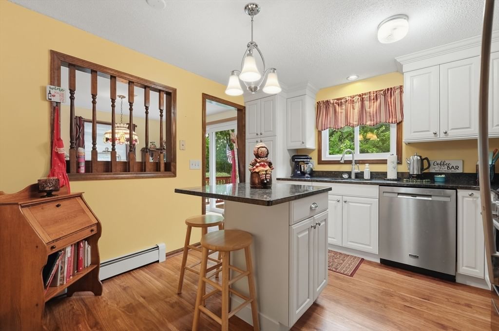 568 Lantern Ln New Bedford — Photo 6 of 34