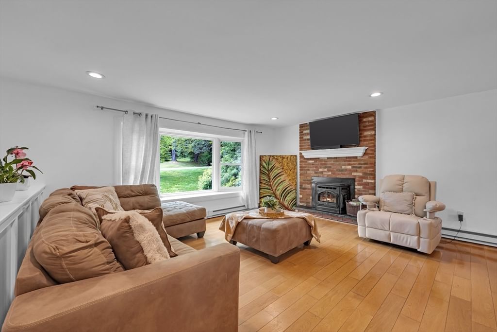 27 Hillside Dr Sturbridge — Photo 3 of 37