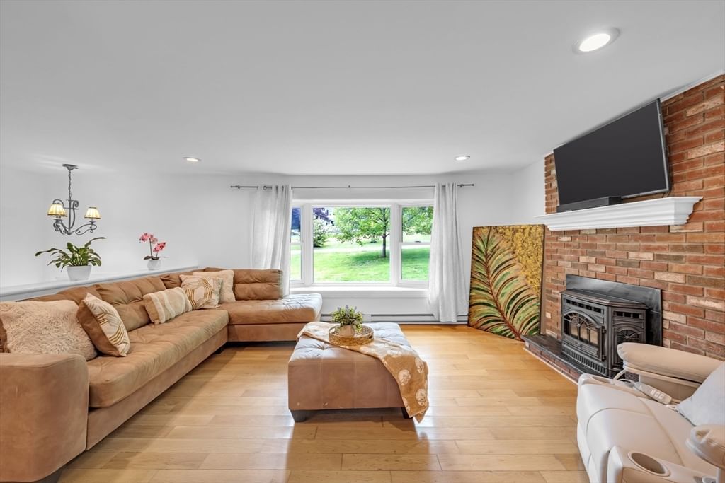 27 Hillside Dr Sturbridge — Photo 4 of 37