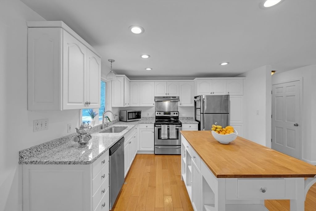 27 Hillside Dr Sturbridge — Photo 9 of 37