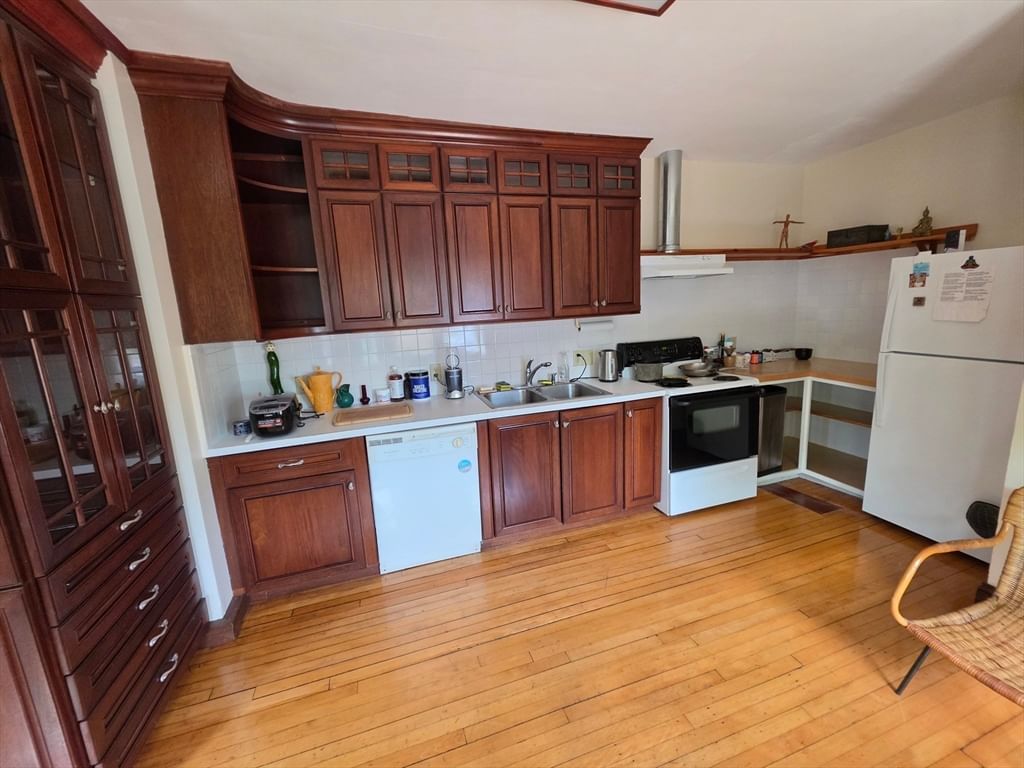 52 Maple St Northampton — Photo 16 of 23
