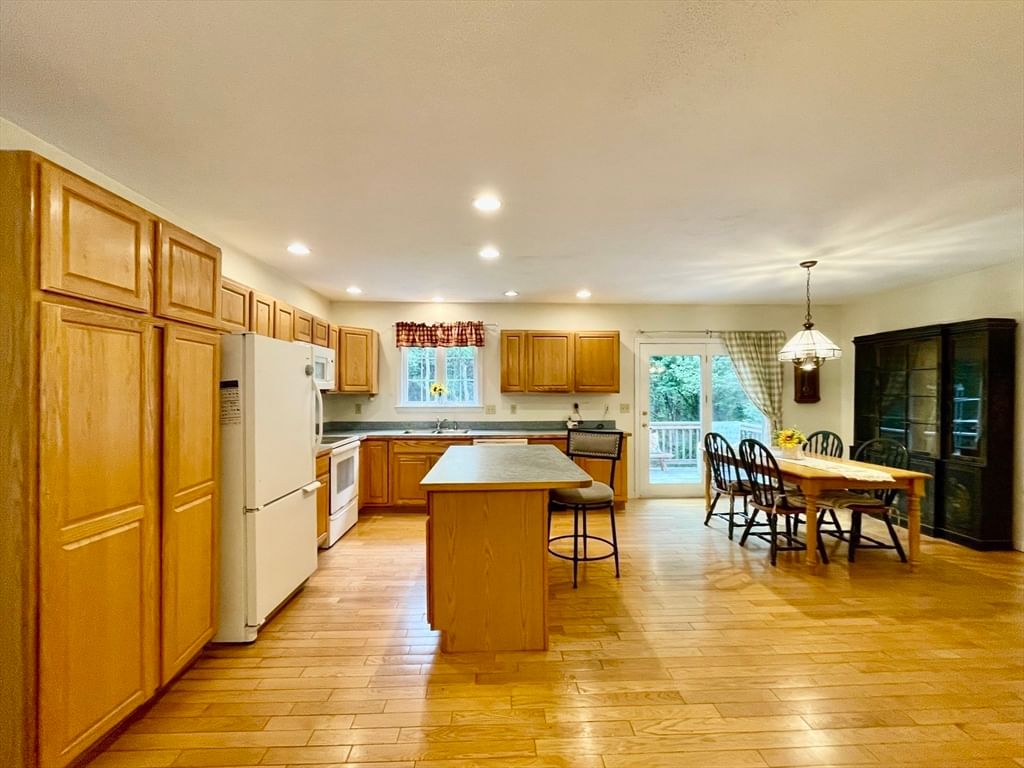 86 Chicopee Dr, Hubbardston, MA 01452 photo 2
