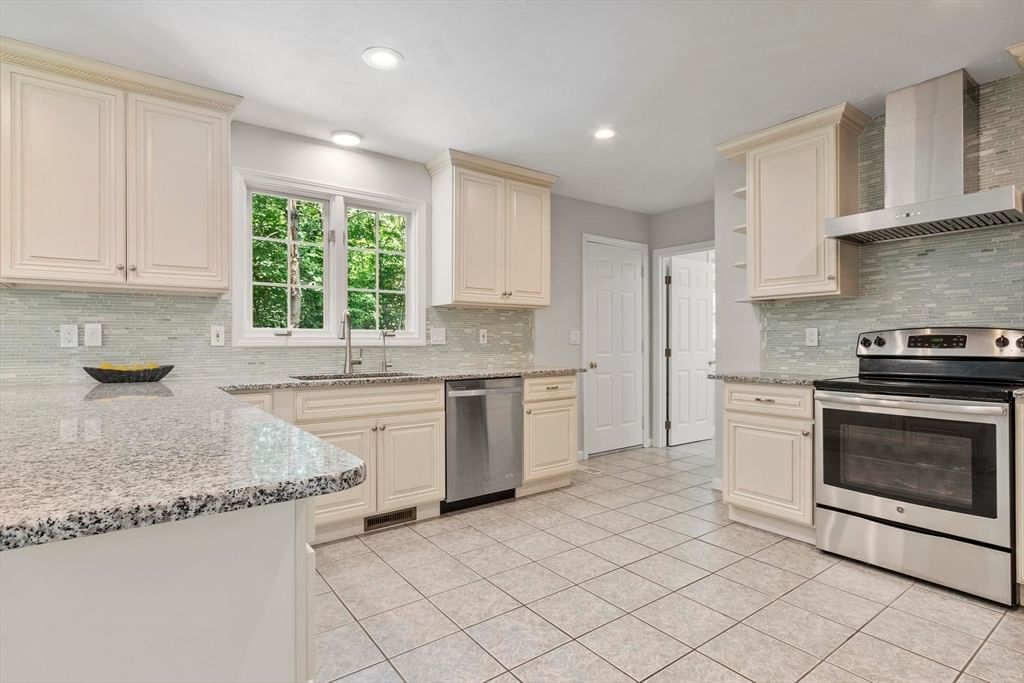 65 Whitney Ln Boxborough — Photo 11 of 38