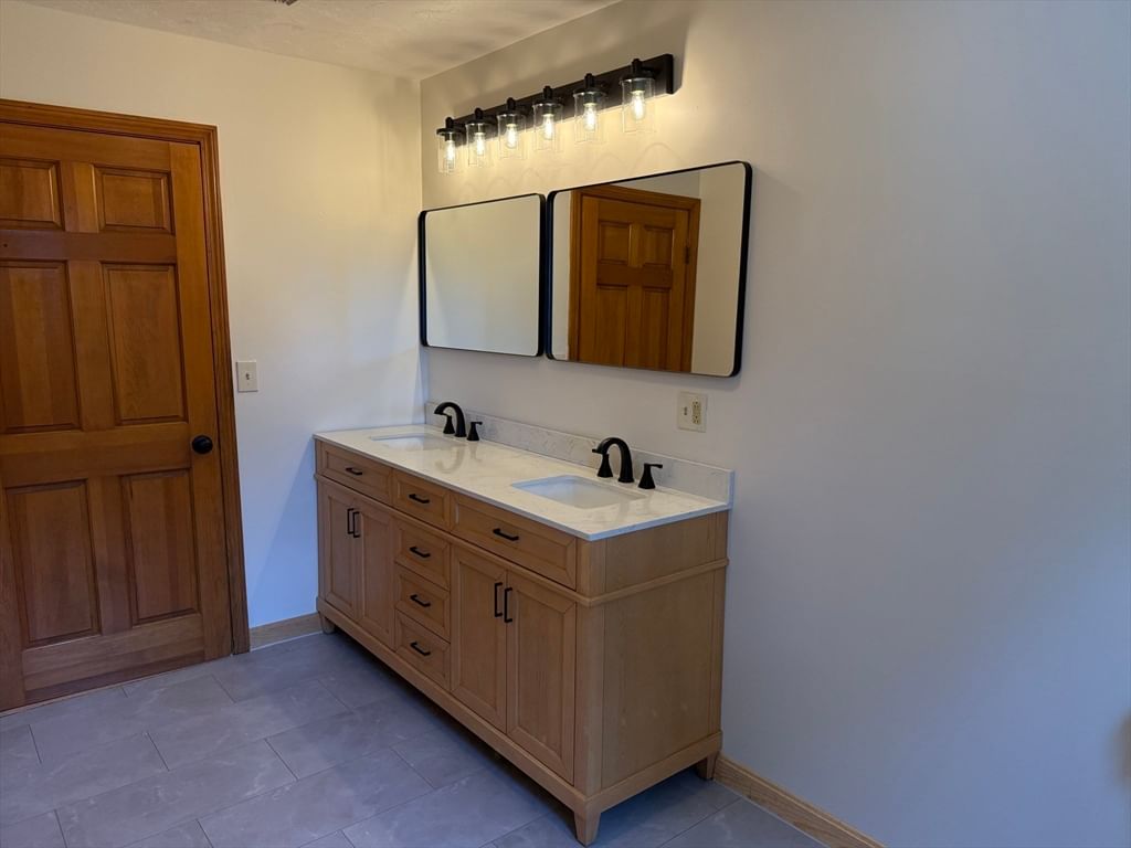 1174 Old Fall River Rd Dartmouth — Photo 12 of 40