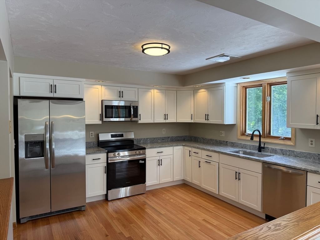 1174 Old Fall River Rd Dartmouth — Photo 3 of 40