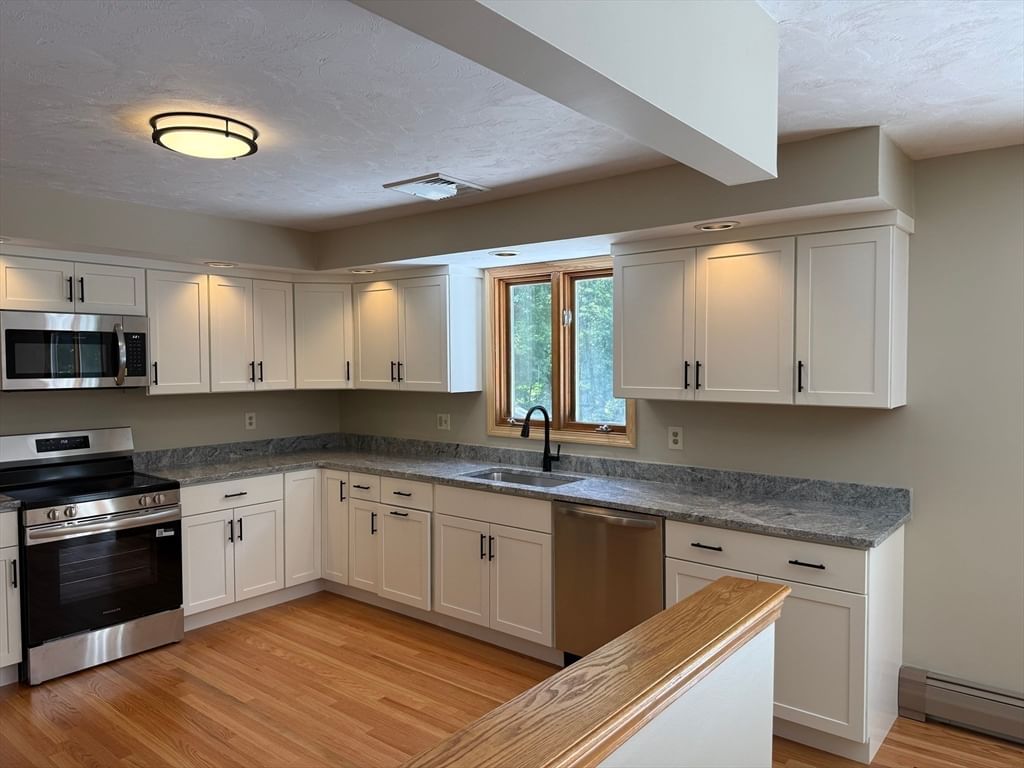1174 Old Fall River Rd Dartmouth — Photo 8 of 40