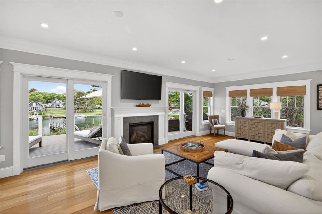 357 Monomoscoy Rd, Mashpee, MA Photo #17