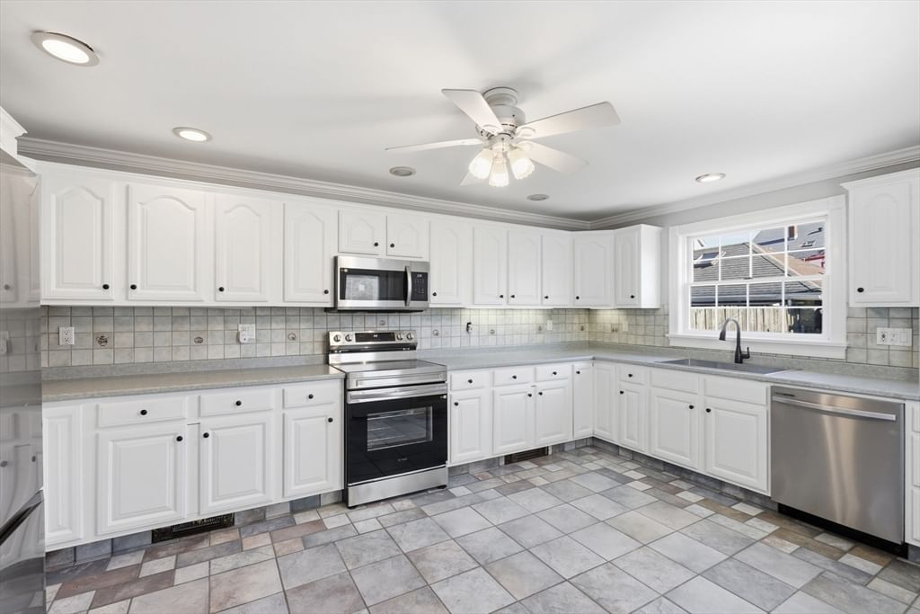 501 Pine St Fall River — Photo 6 of 42