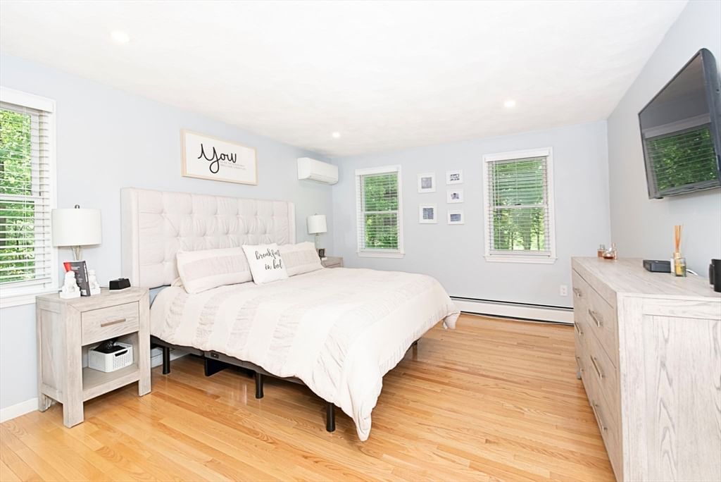 8 Upton St, Dunstable, MA 01827 photo 4