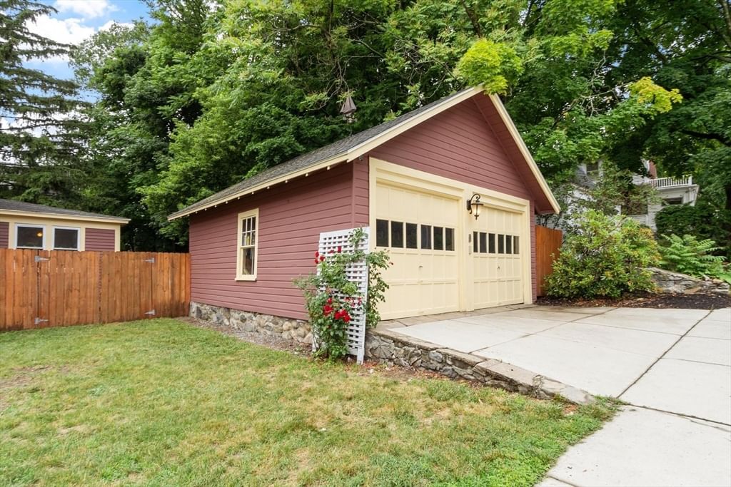 192 Wentworth Ave Lowell — Photo 4 of 38