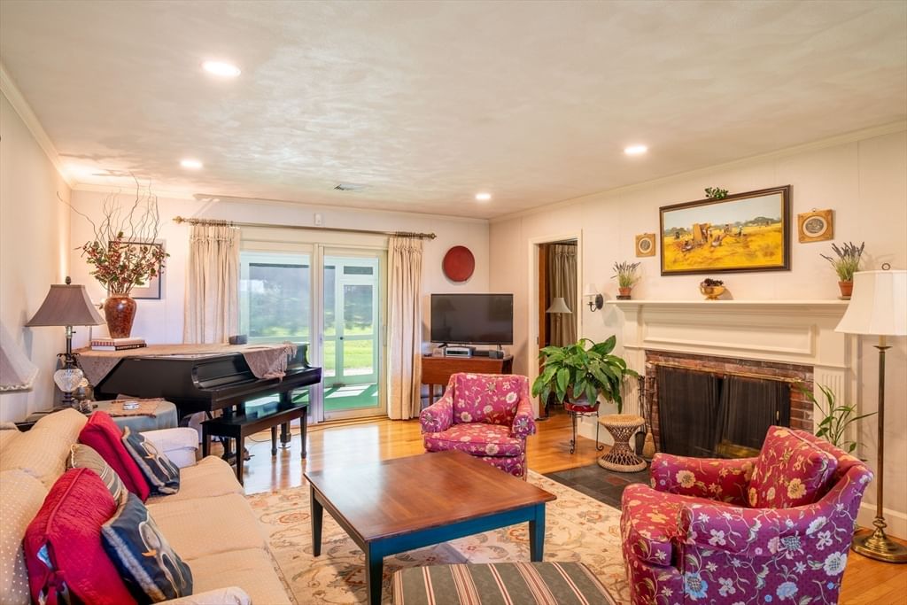 1196 Florence Rd Northampton — Photo 14 of 40