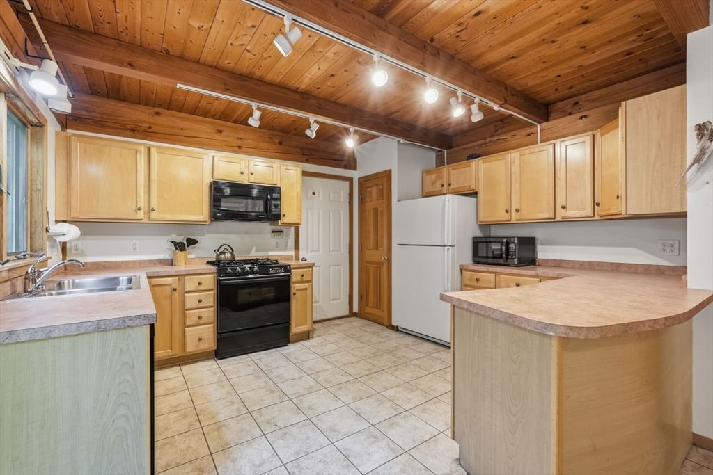 470 Montague Rd Sunderland — Photo 11 of 42