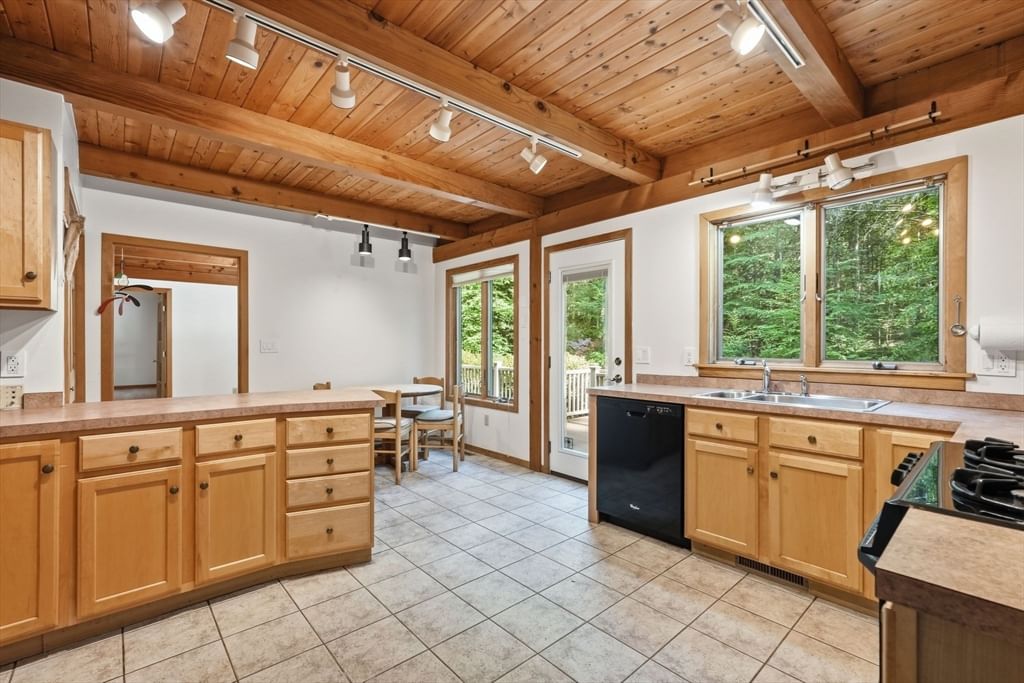 470 Montague Rd Sunderland — Photo 13 of 42