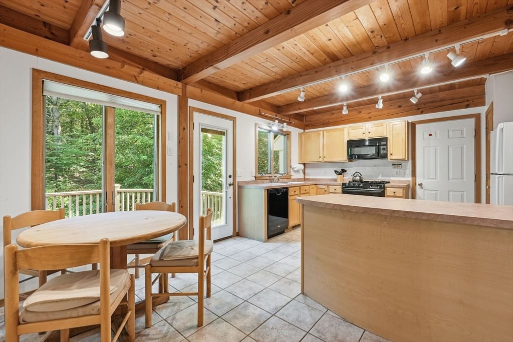 470 Montague Rd Sunderland — Photo 14 of 42