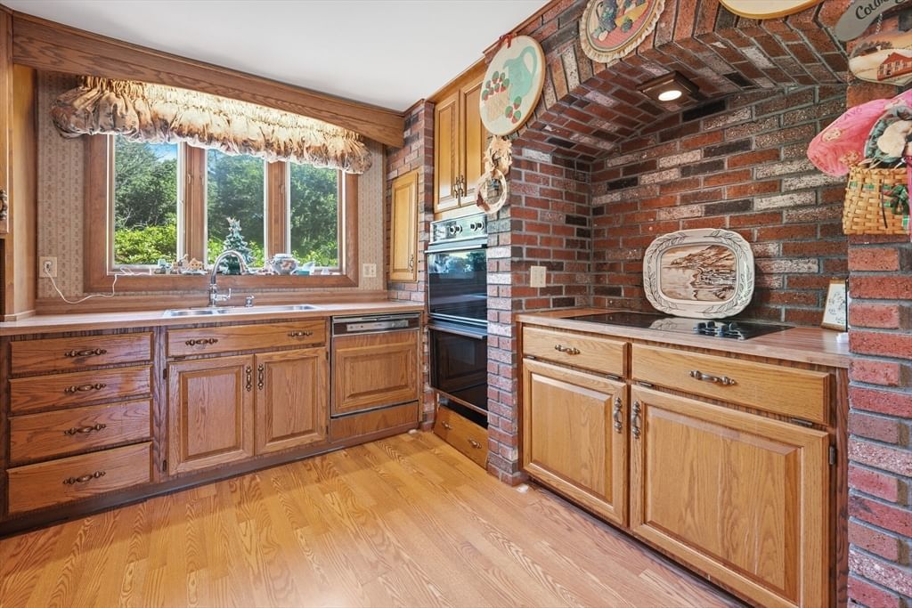 126 Lucy Little Rd Dartmouth — Photo 17 of 27