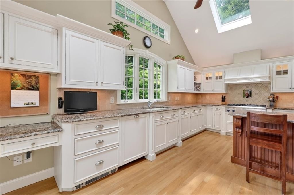 6 Blackhorse Ln Hingham — Photo 9 of 35