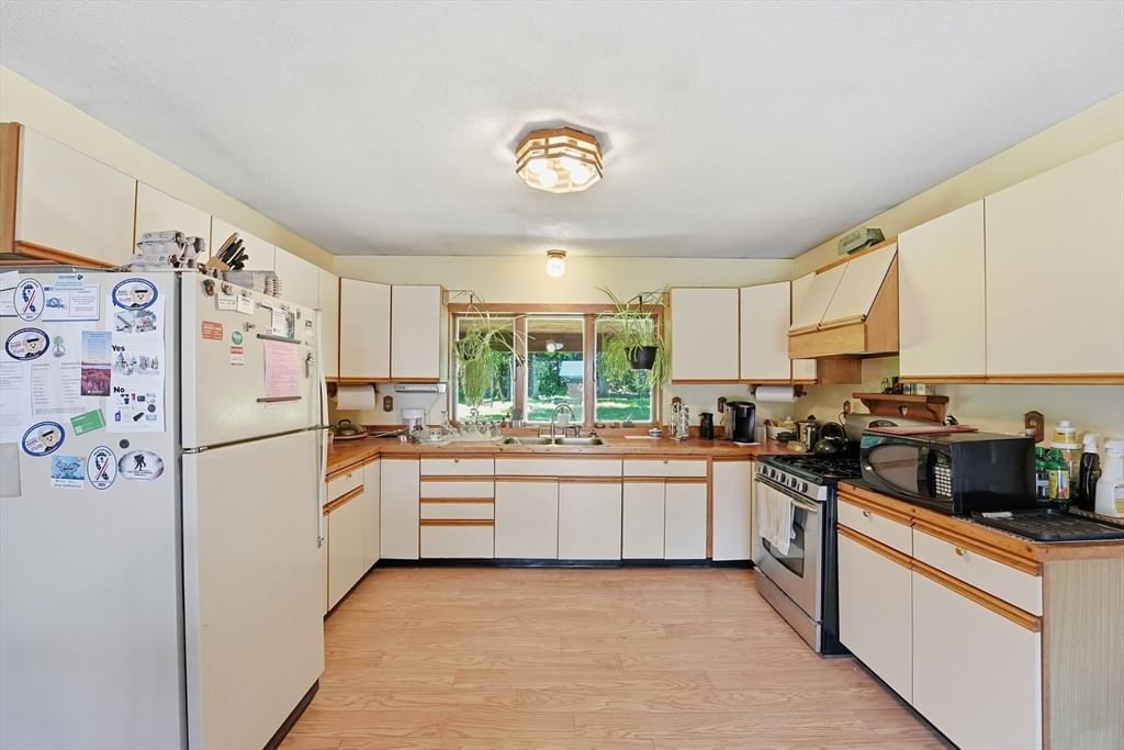 392 West St, Worthington, MA 01098 photo 2
