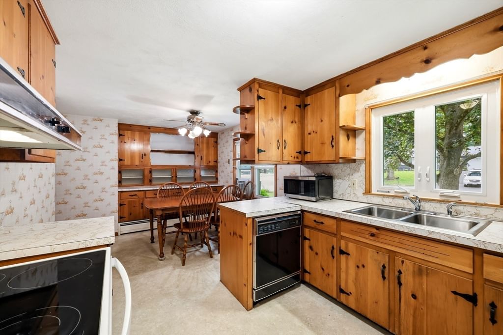 214 Forest Hills Rd, Springfield, MA Photo #6