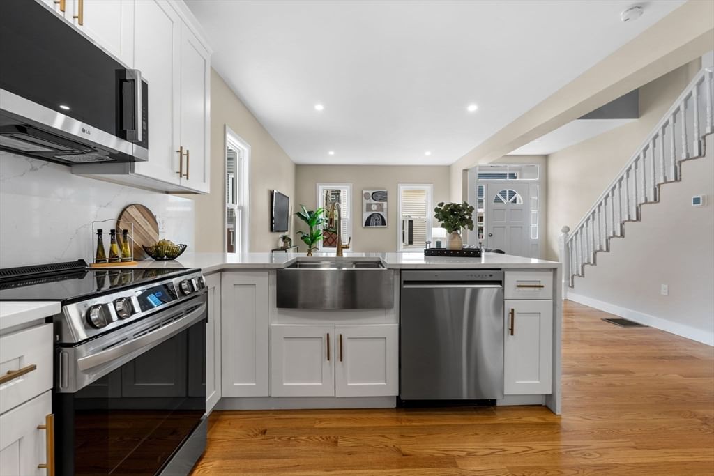 362 Silver St Boston — Photo 3 of 24