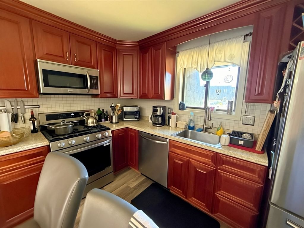 202 Beekman #202 Agawam — Photo 9 of 31