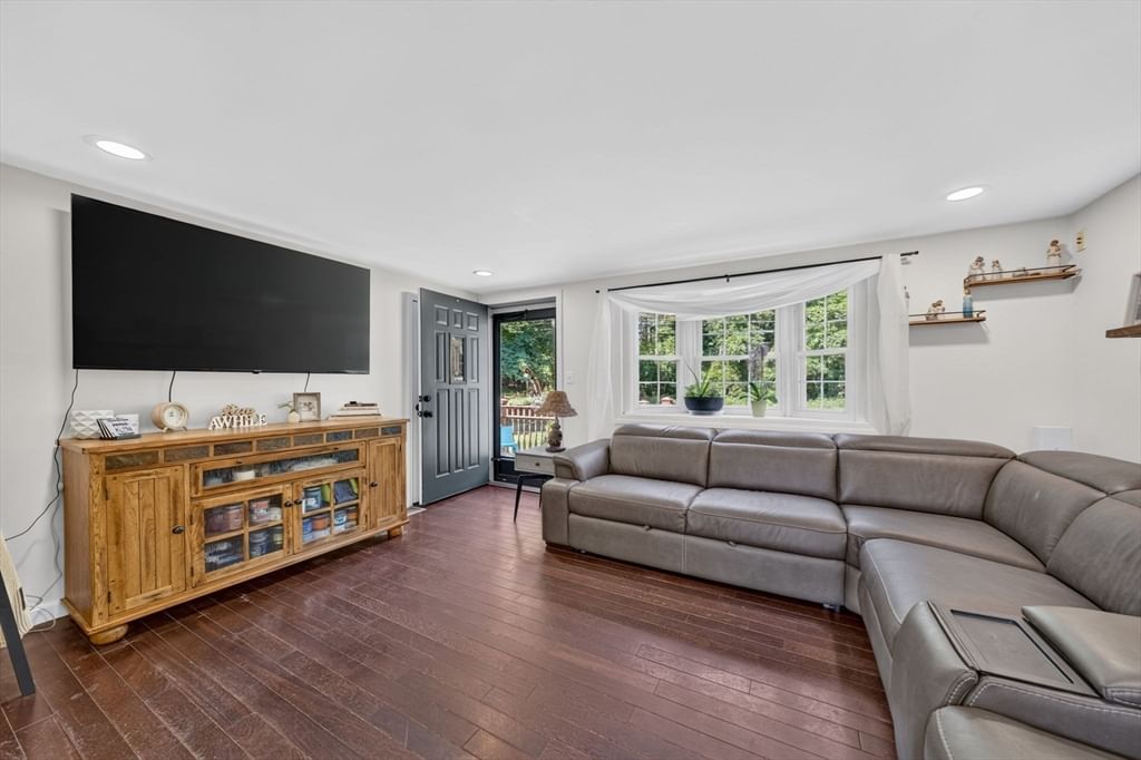 26 Algerine St, Berkley, MA 02779 photo 3